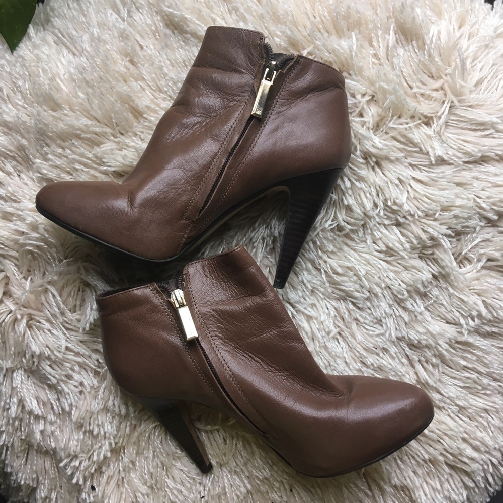 Size 6 Banana Republic brown leather booties shaft 3” heel 4”
